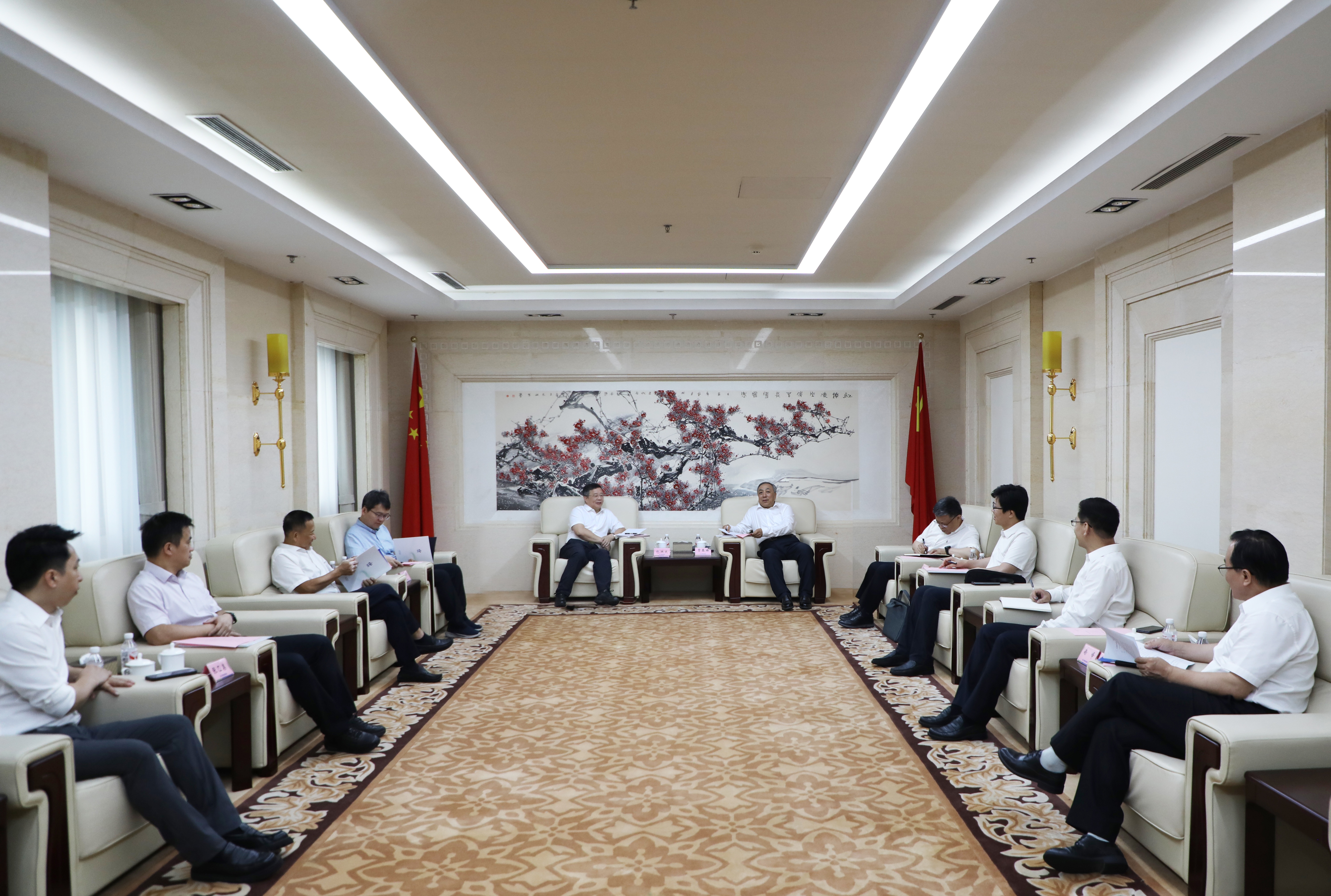 贾春曲会见海垦集团党委书记、董事长包洪文一行